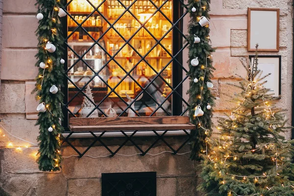 Şık Noel Süsleri Beyaz Seramik Bardak Kahve Veya Çay Işıklar — Stok fotoğraf