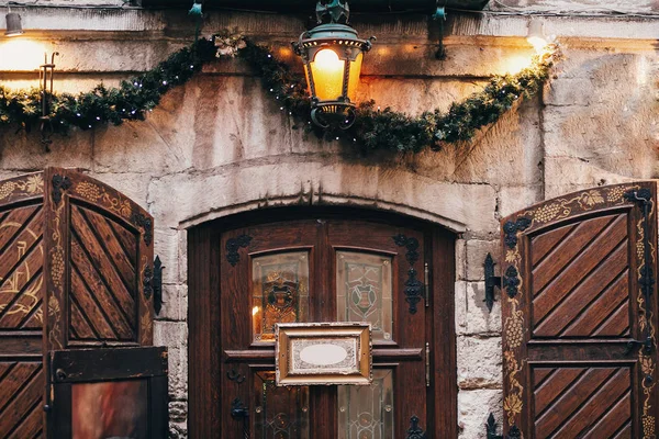 Elegantes Decoraciones Navideñas Luces Guirnalda Linterna Tienda Edificio Con Tablero —  Fotos de Stock