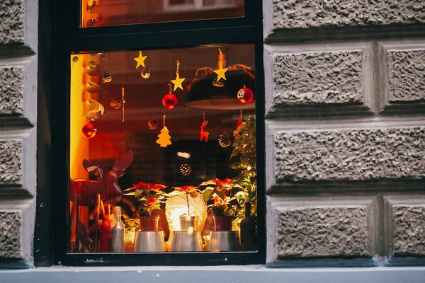 Elegantes Decoraciones Navideñas Juguetes Renos Árboles Navidad Conos Pino Luces —  Fotos de Stock