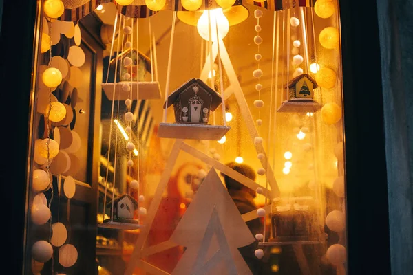 Vynikající Perník Cookie Domů Stylové Vánoční Dekorace Věnec Světel Okně — Stock fotografie