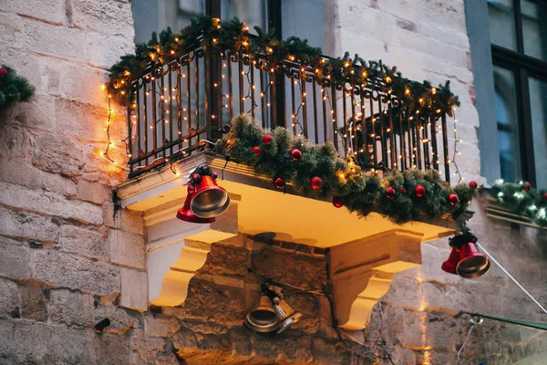 Стильні Різдвяні Прикраси Червоні Дзвіночки Вогні Ялинкові Гілки Прикрасами Балконі — стокове фото