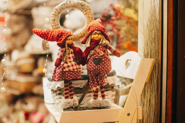 Rustikales Weihnachtsspielzeug Wichtel Und Wichtelgeschenke Auf Schaufenstern Der Europäischen Stadtstraße — Stockfoto