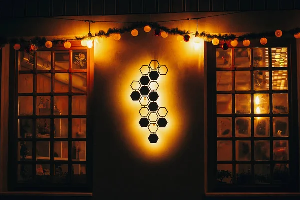 Elegantes Decoraciones Navideñas Luces Guirnalda Ramas Árboles Ventana Con Celdas — Foto de Stock