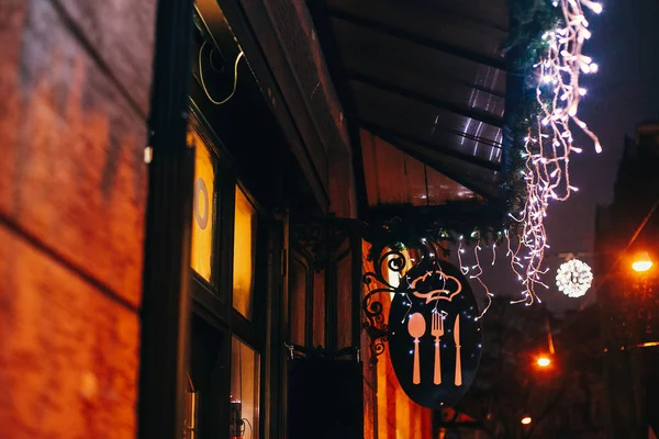 Elegantes Decoraciones Navideñas Luces Guirnalda Ventana Cafetería Restaurante Letrero Comida — Foto de Stock