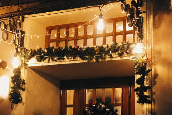 Κομψό Χριστούγεννα Διακοσμήσεις Φώτα Γιρλάντα Κλαδιά Έλατου Στο Μπαλκόνι Και — Φωτογραφία Αρχείου