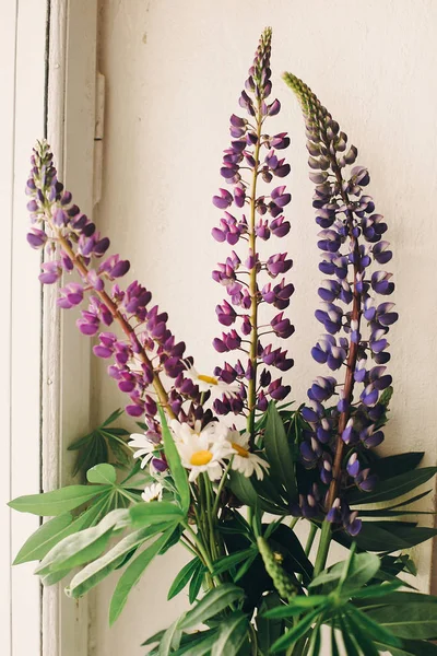 Güzel Lupine Papatya Buketi Işık Işık Beyaz Rustik Ahşap Pencere — Stok fotoğraf