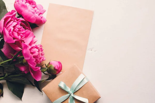 Belles Pivoines Roses Avec Carte Artisanale Vide Boîte Cadeau Sur — Photo