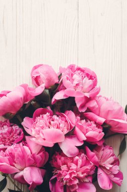 çok güzel pembe peonies rustik beyaz ahşap arka planda metin için yer. çiçek tebrik kartı, düz yatıyordu. güzel şakayık çiçekleri, ihale görüntü. mutlu anneler ya da kadın gün kavramı
