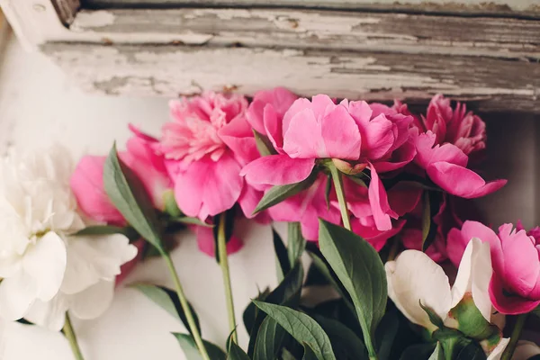 Belle Peonie Rosa Rustico Vecchia Finestra Legno Bianco Luce Spazio — Foto Stock