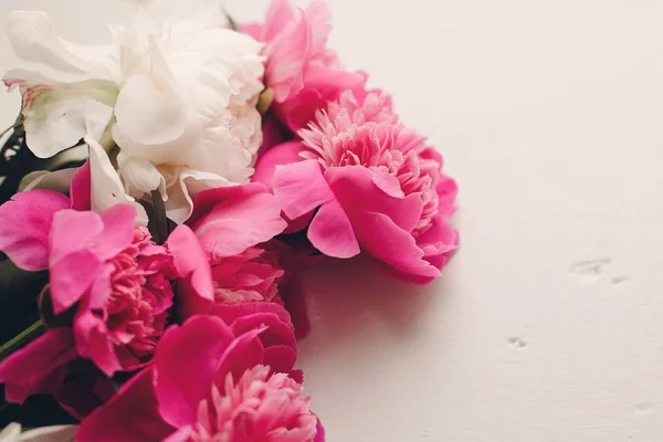 Υπέροχο Ροζ Παιώνιες Στο Φως Ρουστίκ Λευκό Φόντο Ξύλινη Κορυφή — Φωτογραφία Αρχείου