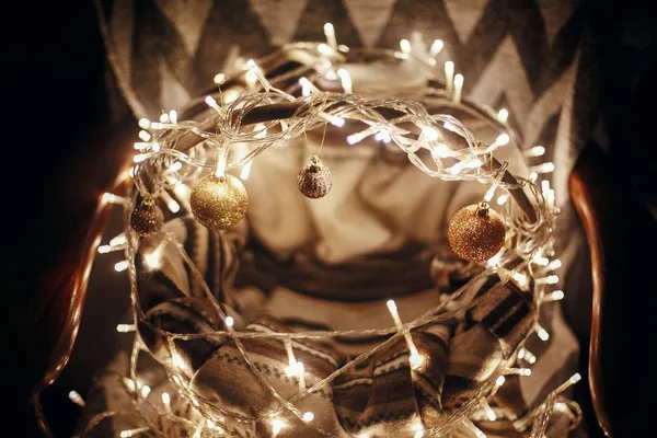Cesto Rustico Con Coperta Luci Ornamenti Sotto Albero Natale Camera — Foto Stock