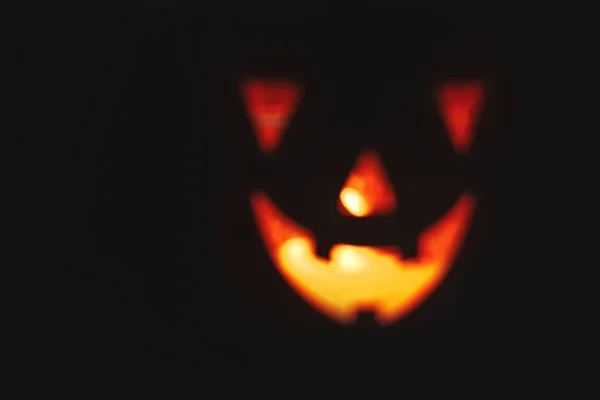 배경에 무서운 빛나는 얼굴의 할로윈 Jack Lantern 속에서 빛나는 장난칠 — 스톡 사진