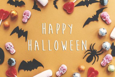 Mutlu Halloween metin işareti, düz yatıyordu. Yarasalar, örümcekler, kafatasları üstten görünüm ile tatil şeker sınır. Hediye ver yoksa karışmam. Sezonun tebrik kartı