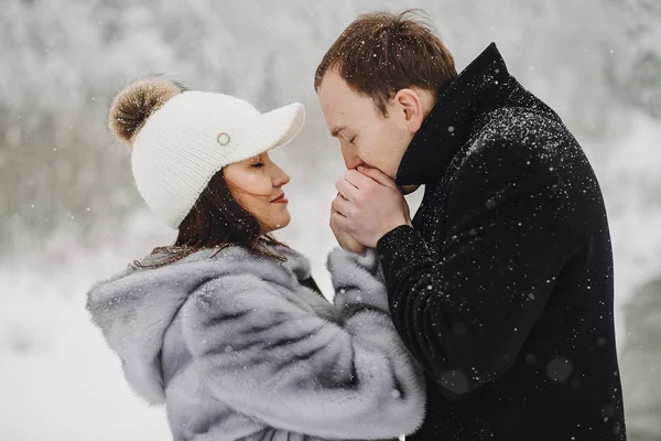 Stilvolles Verliebtes Paar Das Sich Händchen Hält Und Den Schneebedeckten — Stockfoto
