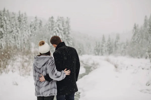 Stilvolles Verliebtes Paar Das Sich Den Verschneiten Bergen Umarmt Glückliche — Stockfoto