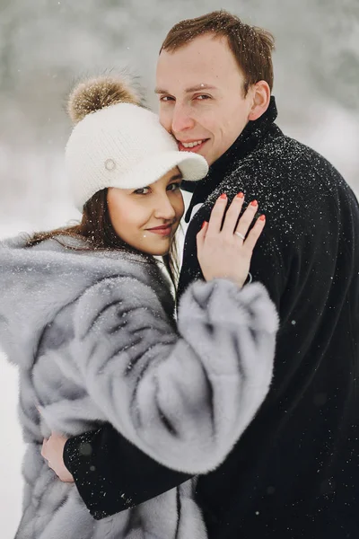 Elegante Pareja Enamorada Abrazándose Las Montañas Nevadas Retratos Familia Feliz — Foto de Stock