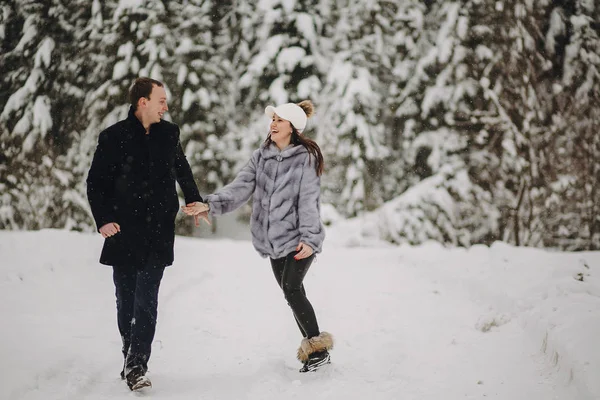 Stilvolles Verliebtes Paar Das Sich Verschneiten Bergen Vergnügt Glückliche Familie — Stockfoto
