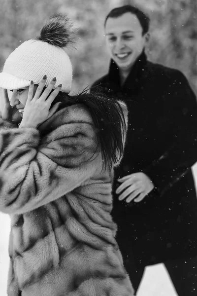 Elegantní Pár Lásce Baví Zasněžených Horách Šťastná Rodina Hraje Sněhu — Stock fotografie