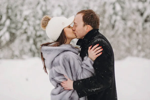 Stilvolles Verliebtes Paar Das Sich Den Verschneiten Bergen Sanft Küsst — Stockfoto