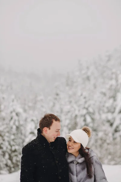 Couple Élégant Amoureux Embrasser Dans Les Montagnes Enneigées Portraits Famille — Photo