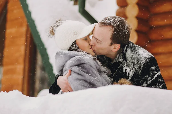 Stilvolles Paar Küsst Sich Einer Holzhütte Auf Schneebedeckten Wäldern Den — Stockfoto