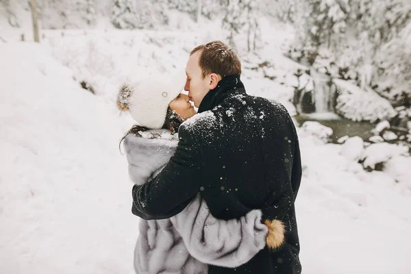 Stilvolles Paar Das Sich Winterlich Verschneiten Bergen Umarmt Glückliche Romantische — Stockfoto