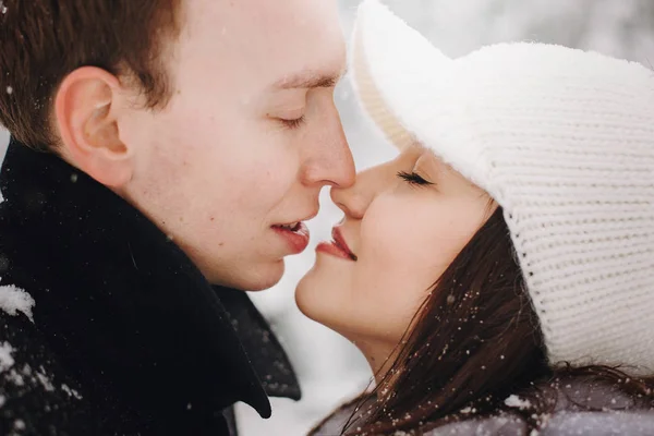 Elegante Pareja Besándose Invierno Montañas Nevadas Feliz Romántico Hombre Mujer — Foto de Stock