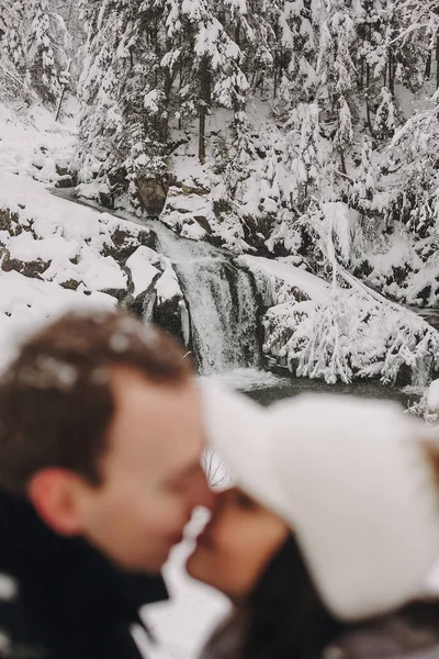 Stilvolles Verliebtes Paar Das Sich Winter Den Schneebedeckten Bergen Umarmt — Stockfoto