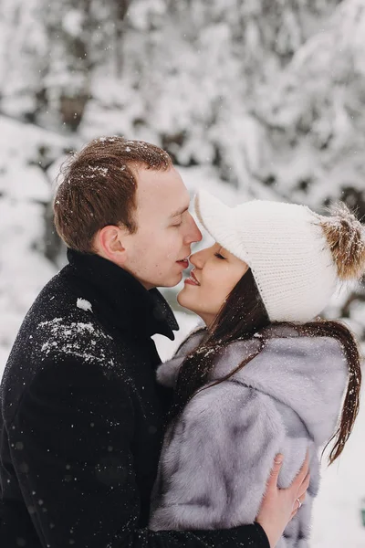 Couple Élégant Embrasser Dans Les Montagnes Enneigées Hiver Heureux Homme — Photo