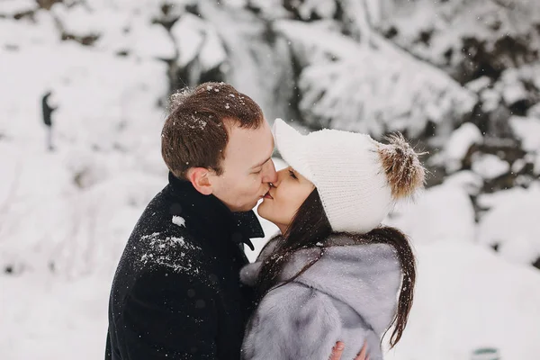 Casal Elegante Beijando Montanhas Nevadas Inverno Homem Mulher Românticos Felizes — Fotografia de Stock