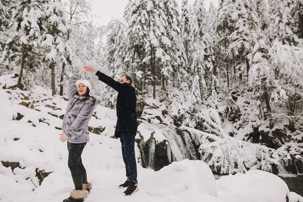 Casal Elegante Divertindo Nas Montanhas Nevadas Inverno Homem Mulher Românticos — Fotografia de Stock