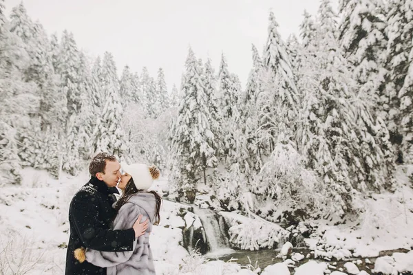 Elegante Pareja Abrazando Invierno Montañas Nevadas Feliz Romántico Hombre Mujer — Foto de Stock