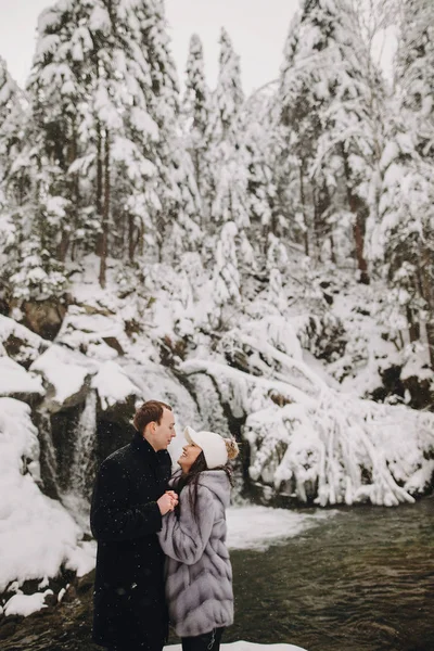 Stilvolles Paar Küsst Sich Winterlich Verschneiten Bergen Glückliche Romantische Männer — Stockfoto