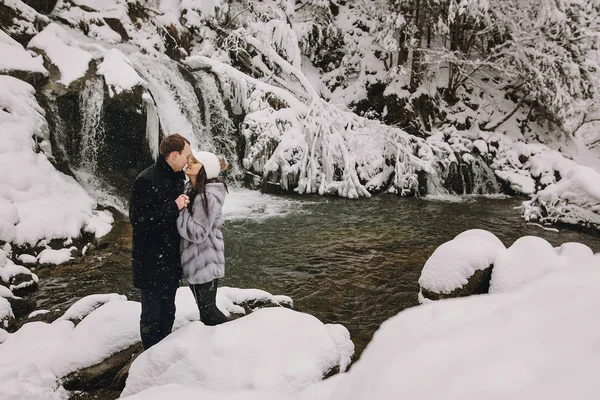 Stilvolles Paar Küsst Sich Winterlich Verschneiten Bergen Glückliche Romantische Männer — Stockfoto