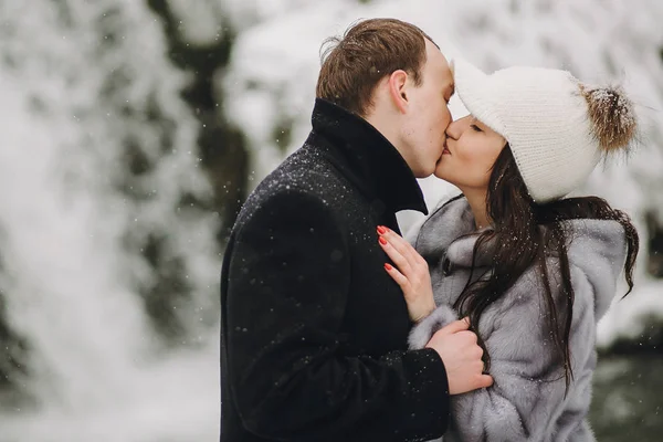 Stilvolles Verliebtes Paar Das Sich Winterlich Verschneiten Bergen Küsst Glückliche — Stockfoto