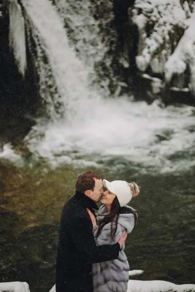 Couple Élégant Amoureux Embrasser Hiver Montagnes Enneigées Heureux Homme Femme — Photo