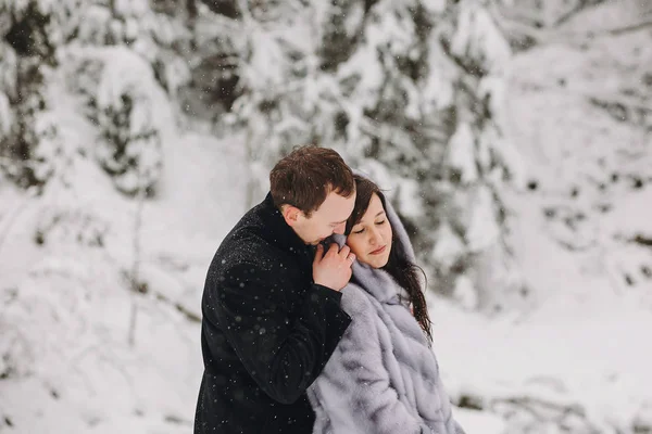 Elegante Pareja Abrazando Invierno Montañas Nevadas Feliz Romántico Hombre Mujer —  Fotos de Stock
