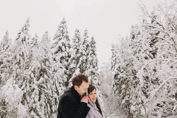 Κομψό Ζευγάρι Αγκαλιάζει Χειμώνα Χιονισμένο Βουνά Ευτυχισμένος Ρομαντικά Άνδρα Και — Φωτογραφία Αρχείου