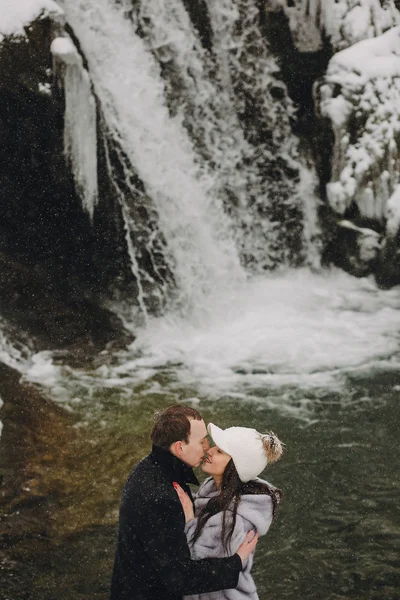 Couple Élégant Amoureux Embrasser Hiver Montagnes Enneigées Heureux Homme Femme — Photo