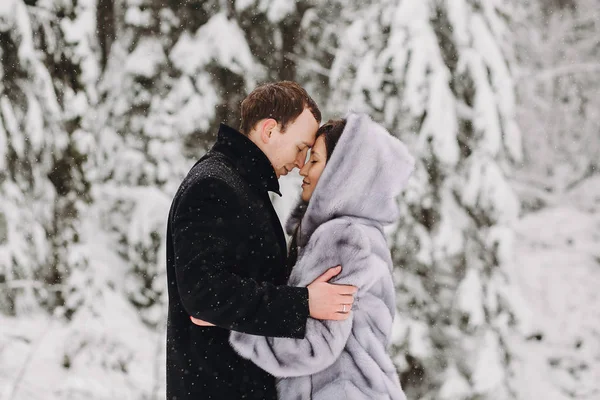 Elegante Coppia Che Abbraccia Inverno Montagne Innevate Felice Romantico Uomo — Foto Stock