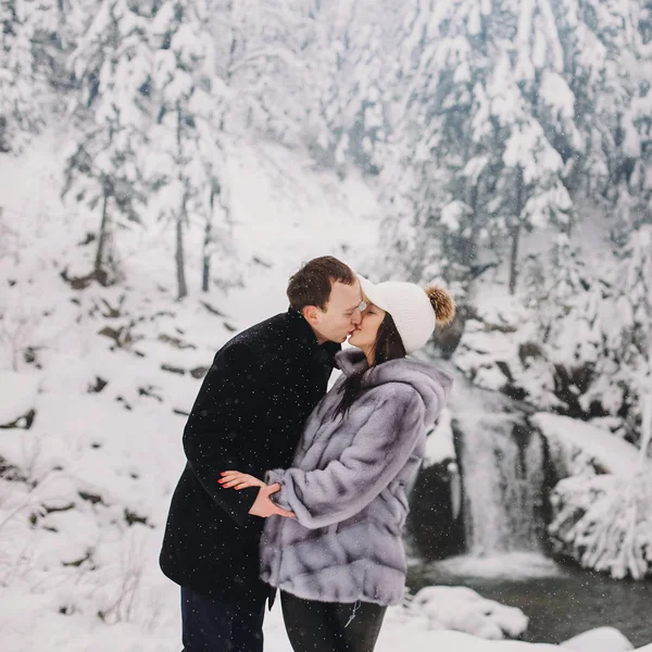 Elegante Pareja Abrazando Invierno Montañas Nevadas Feliz Romántico Hombre Mujer — Foto de Stock