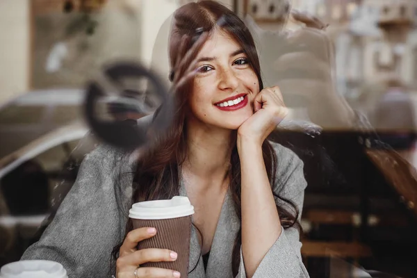 Красивая Молодая Женщина Чашкой Кофе Сидит Кафе Смотрит Окно Городской — стоковое фото