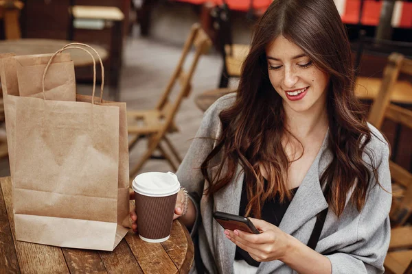 Hipster Stylowa Dziewczyna Piękne Włosy Przeglądania Telefon Uśmiech Filiżanki Kawy — Zdjęcie stockowe