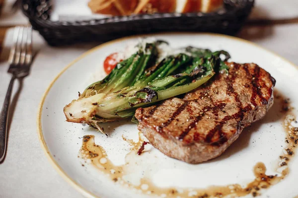 Heerlijke Sappige Gegrilde Biefstuk Met Gebrande Kool Tomaten Kaas Tafel — Stockfoto