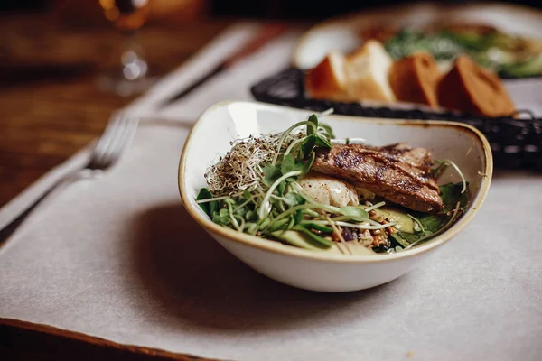 Salade Met Sappige Grill Steak Avocado Gekiemde Groenen Bladeren Zak — Stockfoto