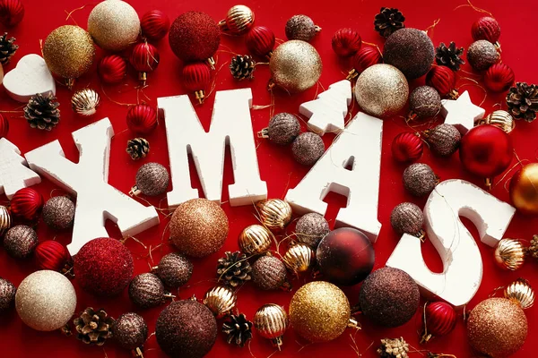 Рождественское Деревянное Слово Красными Золотыми Безделушками Орнаментами Конусами Красной Яркой — стоковое фото
