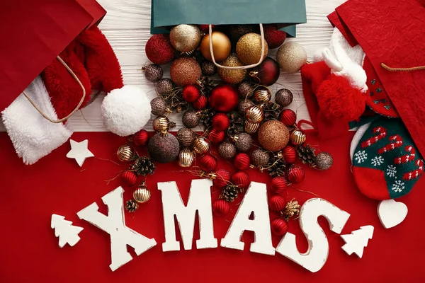 Рождественские Распродажи Покупки Новогоднее Слово Красными Золотыми Блестками Сумки Санта — стоковое фото