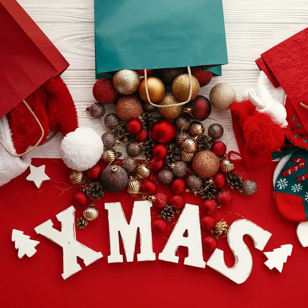 Рождественские Распродажи Покупки Новогоднее Слово Красными Золотыми Блестками Сумки Санта — стоковое фото