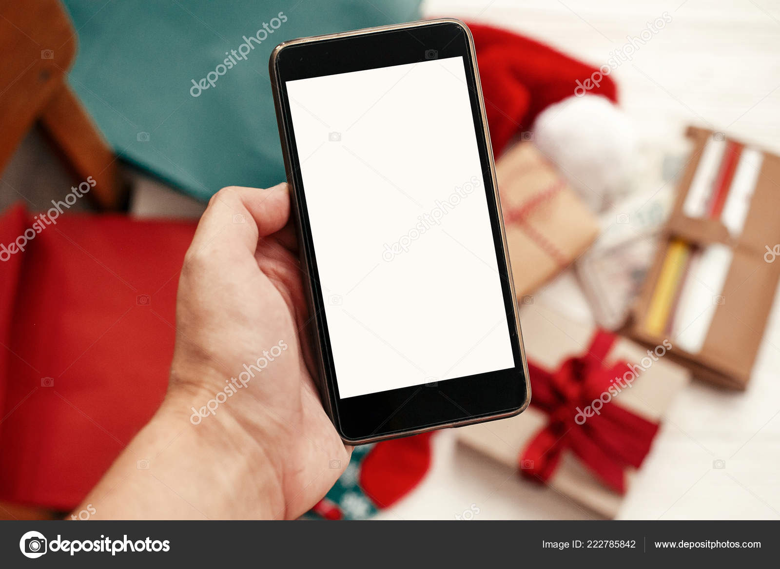 Main Tenant Telephone Avec Ecran Vide Sur Fond Cartes Credit