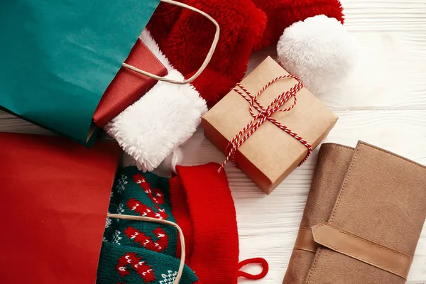 Noel Satış Alışveriş Kavramı Cüzdan Giyim Çorap Hediye Kutusu Beyaz — Stok fotoğraf